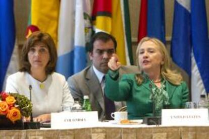 La ministra de Exteriores de Colombia, María Ángela Holguín (i), y la secretaria de Estado estadounidense, Hillary Clinton (d), participan, este 27 de septiembre, en un encuentro de representantes de Gobiernos de toda América en Nueva York (EEUU).