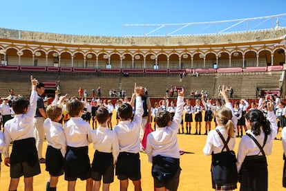 Un grupo de escolares asiste a unas jornadas de puertas abiertas en la plaza de La Maestranza en 2022.