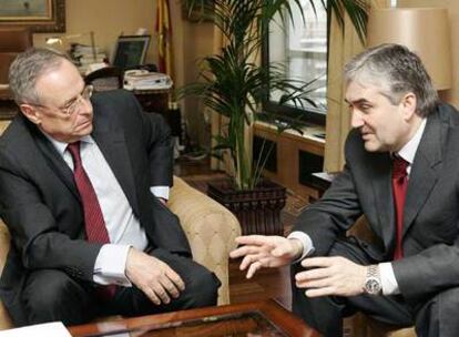 Enrique Martínez Robles y Fernando Blanco, en la reunión de ayer en Madrid.