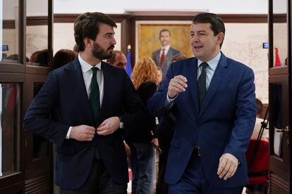 El vicepresidente de la Junta, Juan García-Gallardo y el presidente de la Junta de Castilla y León, Alfonso Fernández Mañueco en la sede de Las Cortes, en Valladolid