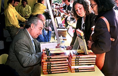 Tomás Eloy Martínez, firmando ejemplares de <b></b><i>El vuelo de la reina.</i>