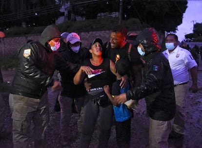 Agentes de migración mexicanos detienen a migrantes centroamericanos y haitianos que se dirigían en una caravana a los EE. UU. En Mapastepec, estado de Chiapas, México, a principios del 1 de septiembre de 2021.