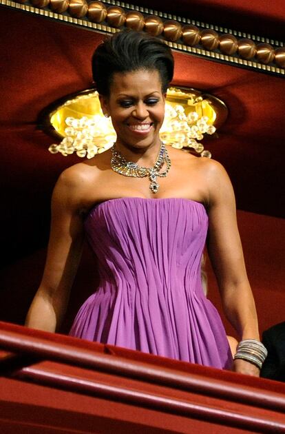 U.S. President Obama and first lady Michelle Obama are applauded as they arrive for the national anthem at the Kennedy Center in Washington