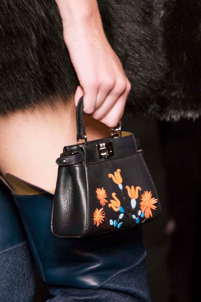 Como McQueen, Fendi también trabaja el cuero y los bordados, pero en su caso, en pequeñas dosis, como los bolsos que presentó para esta temporada.