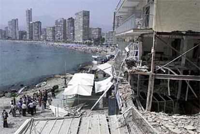 Vista panorámica del hotel Nadal, en la playa de Levante, en Benidorm, tras la explosión del artefacto colocado por ETA.