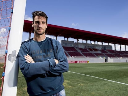 Sergio Rico posa en la ciudad deportiva del Sevilla. 
