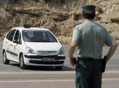 El taxi en el que viajaba el presunto etarra fue retenido por las fuerzas policiales hasta primeras horas de la tarde.