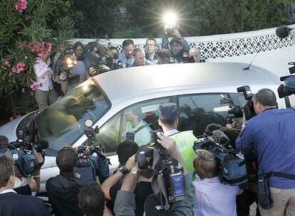 Kate y Gerry McCann en su coche rodeados de periodistas en Praia da Luz, el pasado 9 de septiembre.