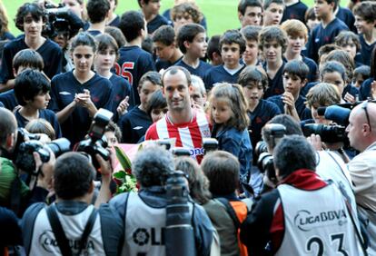 Etxeberria se despide de la afición tras el partido disputados contra 200 niños y niñas.