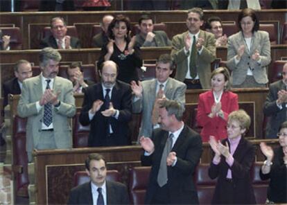 Los parlamentarios del Grupo Socialista aplauden a José Luis Rodríguez Zapatero tras la intervención de éste en el pleno del Congreso.