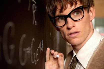 El actor Eddie Redmayne interpretando al astrofísico Stephen Hawking en la película 'La teoría del todo'. Él sí podría con el problema de la BBC. ¿O no?