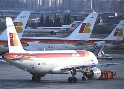 Aviones de Iberia en una de las pistas del aeropuerto de Barajas (Madrid).