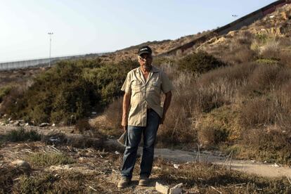 Ángel Ayala, migrante mexicano deportado por Estados Unidos posa en el cañón Smugglers Glutch, cerca de la frontera entre México y Estados Unidos.