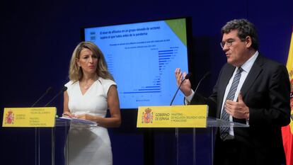  La vicepresidenta tercera y ministra de Trabajo, Yolanda Díaz, junto con el ministro de Inclusión, Seguridad Social y Migraciones, José Luis Escrivá, durante la rueda de prensa ofrecida este viernes para comunicar los datos de paro registrado y de afiliación a la Seguridad Social de junio. 