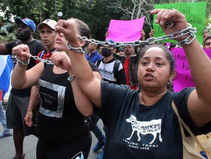 Migrantes centroamericanos protestan frente a una estación militar en el municipio de Tapachula.