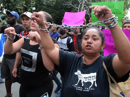 Migrantes centroamericanos protestan frente a una estación militar en el municipio de Tapachula.