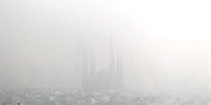 La Sagrada Familia de Barcelna, entre la contaminación esta semana.