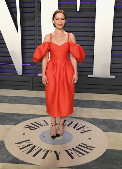 Emilia Clarke, de Juego de Tronos, cambió su vestido de los Oscar por este modelo cocktail de mangas abullonadas y escote Bardot.