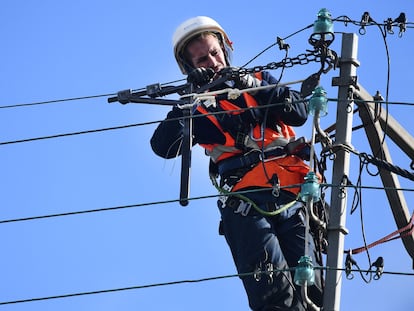 Un técnico de mantenimiento, en una pequeña red eléctrica en Plozévet (Bretaña, Francia).