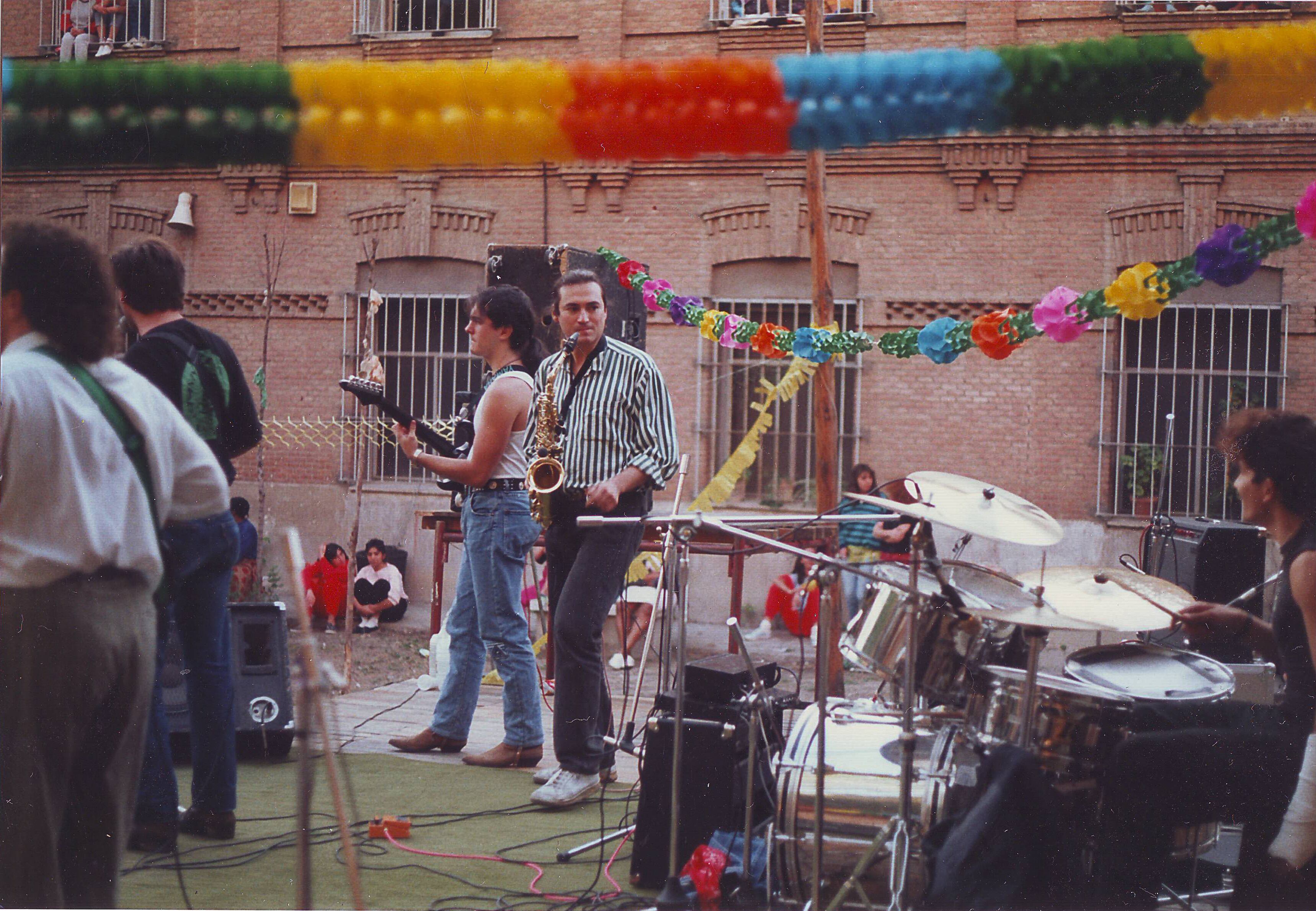 Juan Carlos Argüello, 'Muelle', en la parte derecha de la imagen con el brazo escayolado durante el concierto que dio el grupo 'Pánico en el Teléfono' en la cárcel de Yeserías antes de realizar el grafiti, en una imagen facilitada por el entorno del artista.