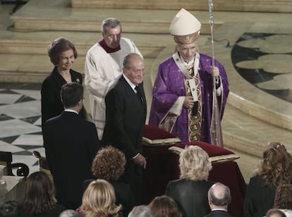 Los Reyes llegan a la catedral de la Almudena para presidir el funeral en memoria de las víctimas del 11-M. El acto ha sido oficiado por el arzobispo de Madrid, Antonio María Rouco Varela.