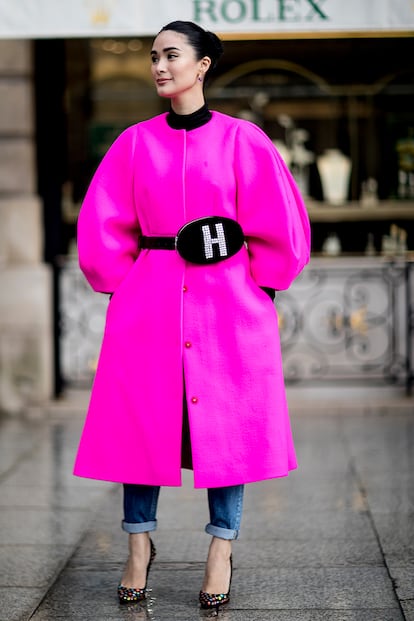 Delpozo también es Alta Costura

Aunque la firma española no desfile en la semana haute couture de París, sus prendas no faltan en sus calles. La actriz filipina Heart Evangelista paseó por la capital francesa este especial abrigo oversize fucsia de la firma.