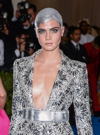 <p>El enfado de Cara Delevingne no fue provocado por ninguna pregunta en concreto, sino por ver cómo protagonizaba titulares y páginas de medios de comunicación por haberse rapado el pelo y aparecer en la gala del Met del pasado mayo con la cabeza pintada de plateado e incrustaciones. Cansada de sentirse escrutada en cada una de sus apariciones, la modelo y actriz, que se rapó el pelo por exigencias del guion en una película en la que interpreta a una persona con cáncer, quiso contestar a todos con un mensaje en su cuenta de Instagram. </p> <br> <p> <p>"Es agotador que te digan cómo debería ser la belleza. Estoy harta de que la sociedad defina la belleza por nosotros. Quítate la ropa, límpiate el maquillaje, córtate el pelo. Deshazte de todas las posesiones materiales. ¿Quiénes somos? ¿Cómo estamos definiendo la belleza? ¿Qué es lo que consideramos que es bonito?", dijo en un primer mensaje. Al que le seguiría otro: “Cuanto más comprendamos quienes somos como personas y le restemos importancia a nuestros atributos físicos, más empoderados estaremos. La belleza no debe definirse tan fácilmente. Es ilimitada”. </p> <br> <p>