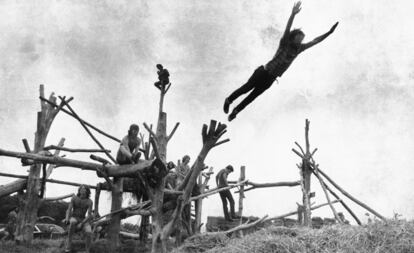 Para algunos estadounidenses, el festival fundamental de "paz y música " hace 50 años fue un momento inspirador de comunidad contracultural y de libre pensamiento juvenil. Para otros, fue una muestra escandalosa de decadencia moral e indulgencia en tiempos de guerra. En cualquier caso, el festival de Woodstock, en el que participaron artistas como Jimi Hendrix, Janis Joplin o Neil Young, es considerado como el más importante de la historia de la música y el origen de una profunda transformación en la cultura y sociedad de la época. En la imagen, asistentes saltan sobre un montón de heno durante el festival celebrado en Bethel, Nueva York (EE UU).