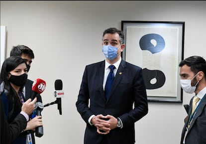 O senador Rodrigo Pacheco conversa com a imprensa em 21 de janeiro.