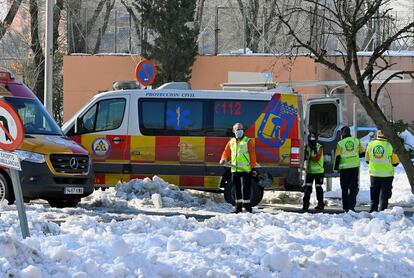 Ambulancias del 112, ayer en el distrito de Arganzuela en Madrid.