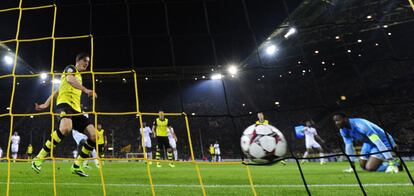 Robert Lewandowski marca para el Borussia.