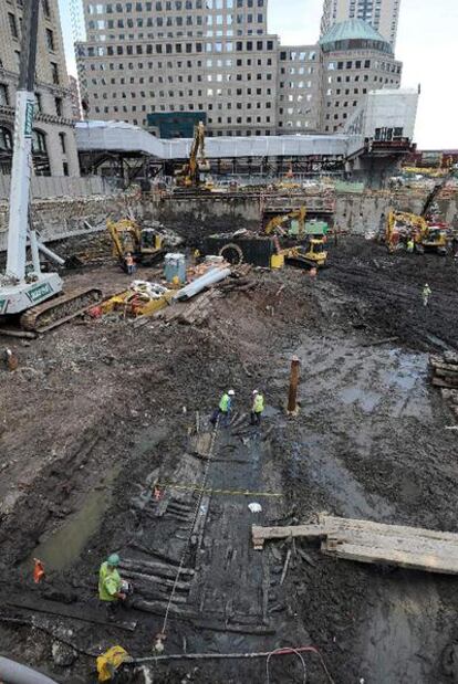 Los operarios que trabajan en las excavaciones de la <i>zona cero</i> de Manhattan se toparon el martes con una sorpresa que asombra ya al mundo: los restos de un barco que los expertos datan en el siglo XVIII.