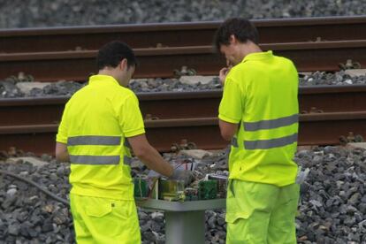 Técnicos revisan la vía 