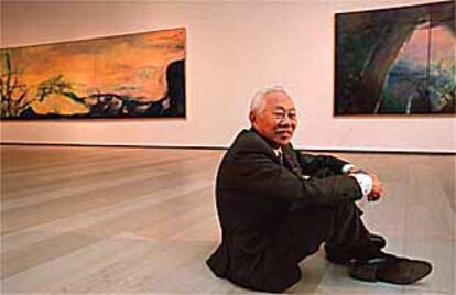El artista Zao Wou-Ki, ayer, en la sala del IVAM que exhibe su retrospectiva.