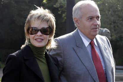 José Luis Moreno, productor de la serie <i>Aquí no hay quien viva</i> posa con María Adánez a su llegada al Palacete Albéniz.