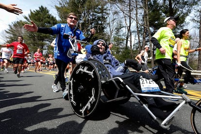 Dick y Rick Hoyt, en el maratón de Boston de 2013.