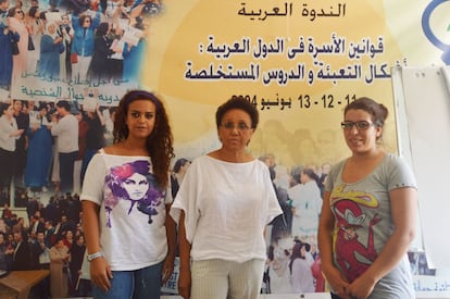 Fouzia Yassine es coordinadora del Nejma y una de las responsables de la ADFM, organización dedicada desde 1985 a luchar por los derechos de la mujer en Marruecos. En la imagen, se encuentra acompañada de otras mujeres que trabajan en la asociación, Ouafaa Amdaou (derecha) y Mounia El Khattab (izquierda).