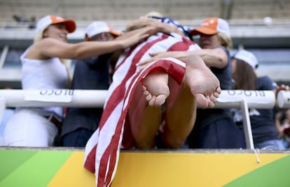 La atleta Emma Coburn de Estados Unidos celebra con los aficionados después de ganar el bronce en la final de 3.000 metros obstáculos.