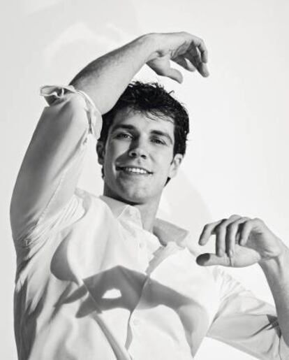 Roberto Bolle, fotografiado en exclusiva para ICON, demuestra que una camisa de vestir de Tod’s es perfectamente apta para la danza.