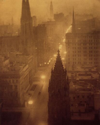 'Fifth Avenue from the St. Regis' ('La Quinta Avenida desde Saint Regis', 1905).