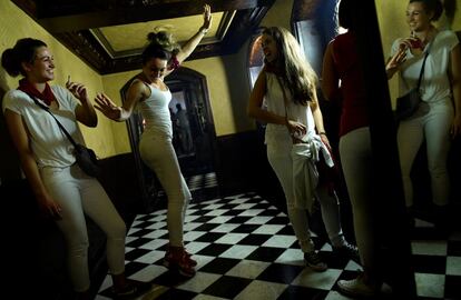 Un grupo de chicas baila en un bar de Pamplona, el pasado sábado.