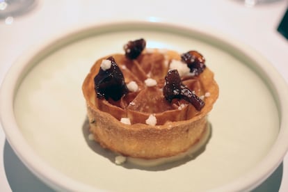 La flor manchega frita con crema inglesa y rebozuelos es uno de los postres del restaurante.