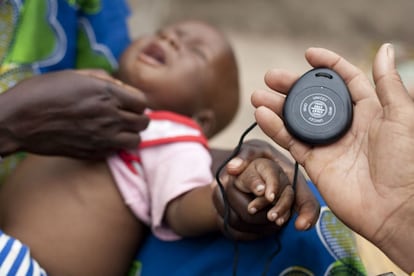 El dispositivo de la imagen comenzó a usarse a principios de esta década y sirve para medir el número de respiraciones por minuto de un niño. Con él se puede detectar si el menor tiene neumonía de forma más rápida, menos costosa y mucho más accesible que el método tradicional: la radiografía de tórax. Es muy sencillo: hay indicios claros de la enfermedad cuando se superan las 50 respiraciones por minuto para los niños de 2 a 12 meses, y las 40 para los mayores. La neumonía es la principal causa de mortalidad de los niños menores de cinco años en el mundo y detectarla a tiempo y tratarla puede salvar muchas vidas.