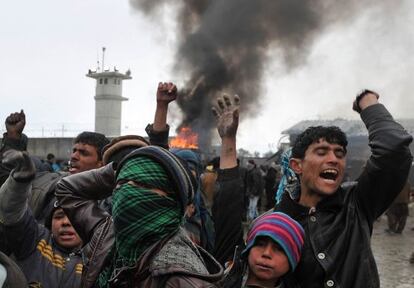 Afganos protestan por la profanación de coranes ante la base aliada de Bagram.