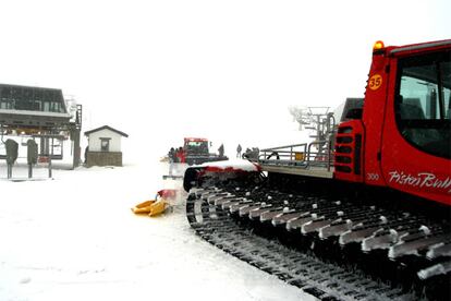 Las principales estaciones de esquí, como Candanchú, Astún, Baqueira o Sierra Nevada (en la foto) abren sus pistas coincidiendo con el puente. La apertura estaba en muchos casos prevista para el fin de semana anterior pero se aplazó por la falta de nieve.