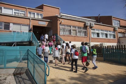 Varios niños entran en el colegio Mondalindo, en Bustarviejo.