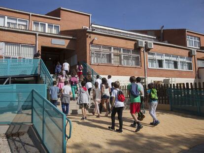 Varios niños entran en el colegio Mondalindo, en Bustarviejo.
