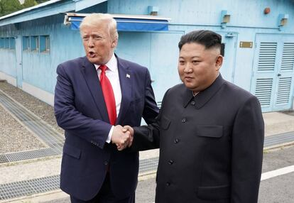 El presidente estadounidense Donald Trump saluda al líder norcoreano Kim Jong Un durante su histórico encuentro en la zona desmilitarizada entre las dos coreas.