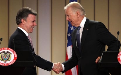 Juan Manuel Santos saluda a Biden este lunes en Bogot&aacute;.