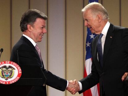Juan Manuel Santos saluda a Biden este lunes en Bogotá.